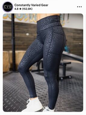 EXCELLENT- CVG Women’s Black Leopard Cropped/Capri Leggings (size M)